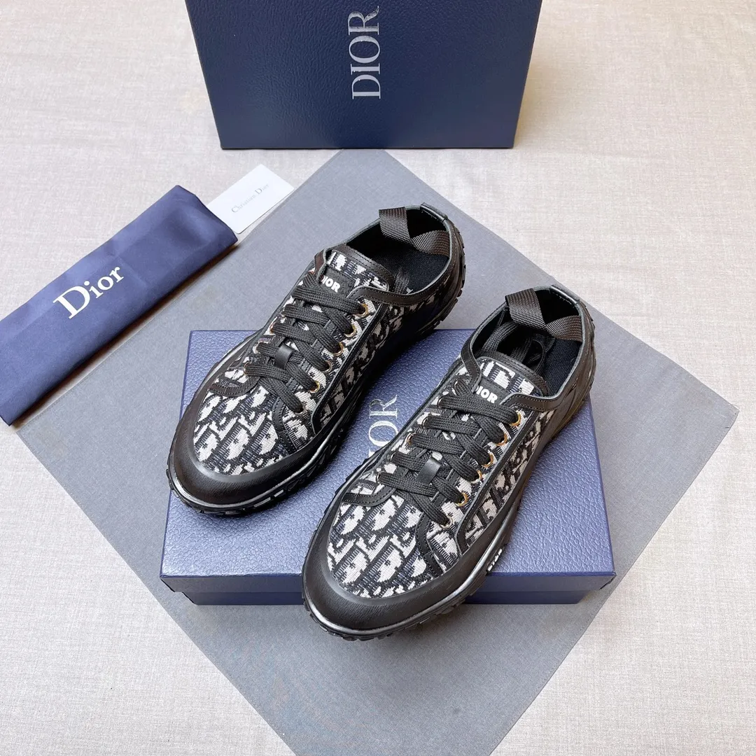 p480 Dior series low-top👟🔥[Dior] Dior's new casual men's shoes are launched in Hong Kong counters. Official website 1:1 production. Original Italian materials. Designed by European and American masters. Perfect shape to create counter quality. Solid color rubber wear-resistant outsole and classic dazzling head! Super versatile and very comfortable. High-end without losing taste, fashionable and novel! ! Absolute focus! Code number: 38-44, two colors available